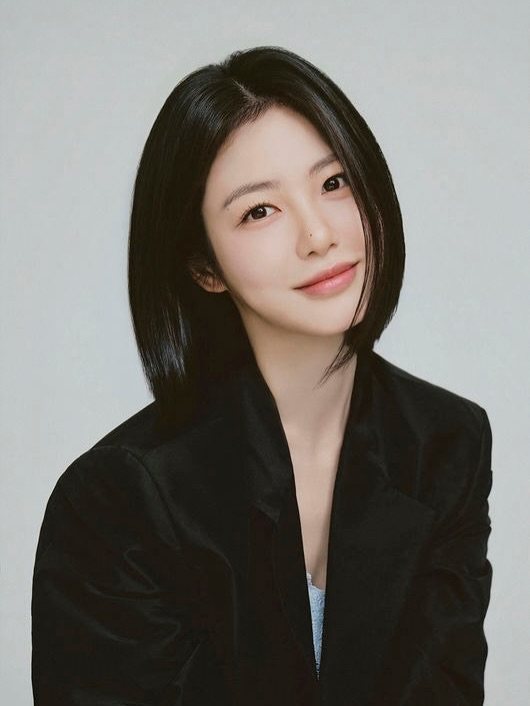 Celeb #신예은 @__shinyeeun Hair @chasein7Makeup @yuyuji_#제니하우스 #jennyhouse.jpg