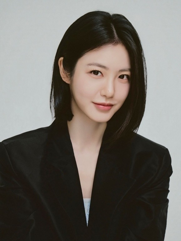 Celeb #신예은 @__shinyeeun Hair @chasein7Makeup @yuyuji_#제니하우스 #jennyhouse (1).jpg
