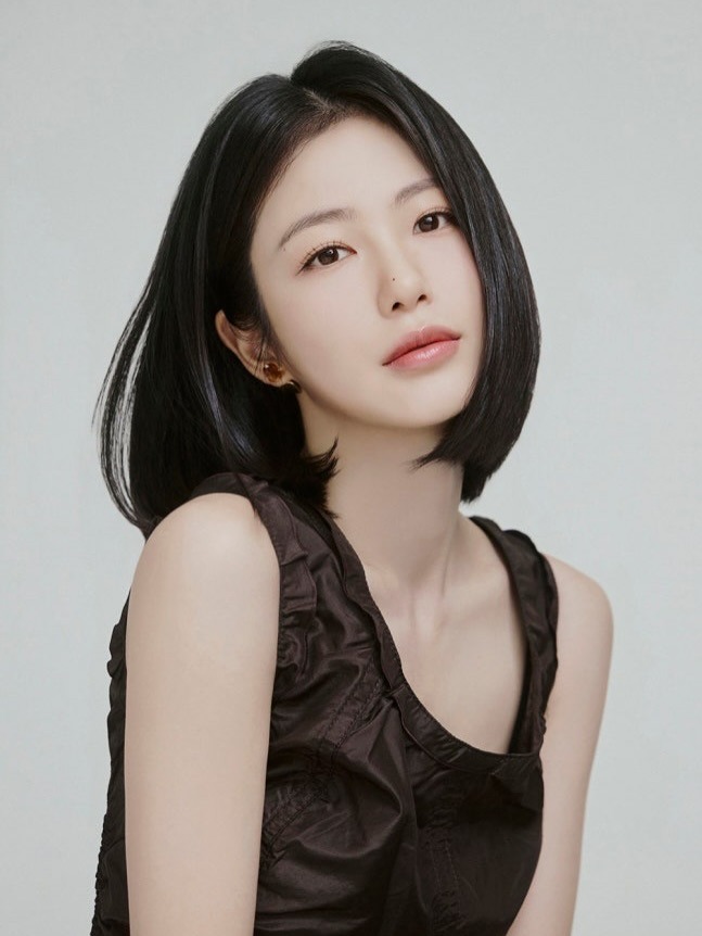 Celeb #신예은 @__shinyeeun Hair @chasein7Makeup @yuyuji_#제니하우스 #jennyhouse (2).jpg
