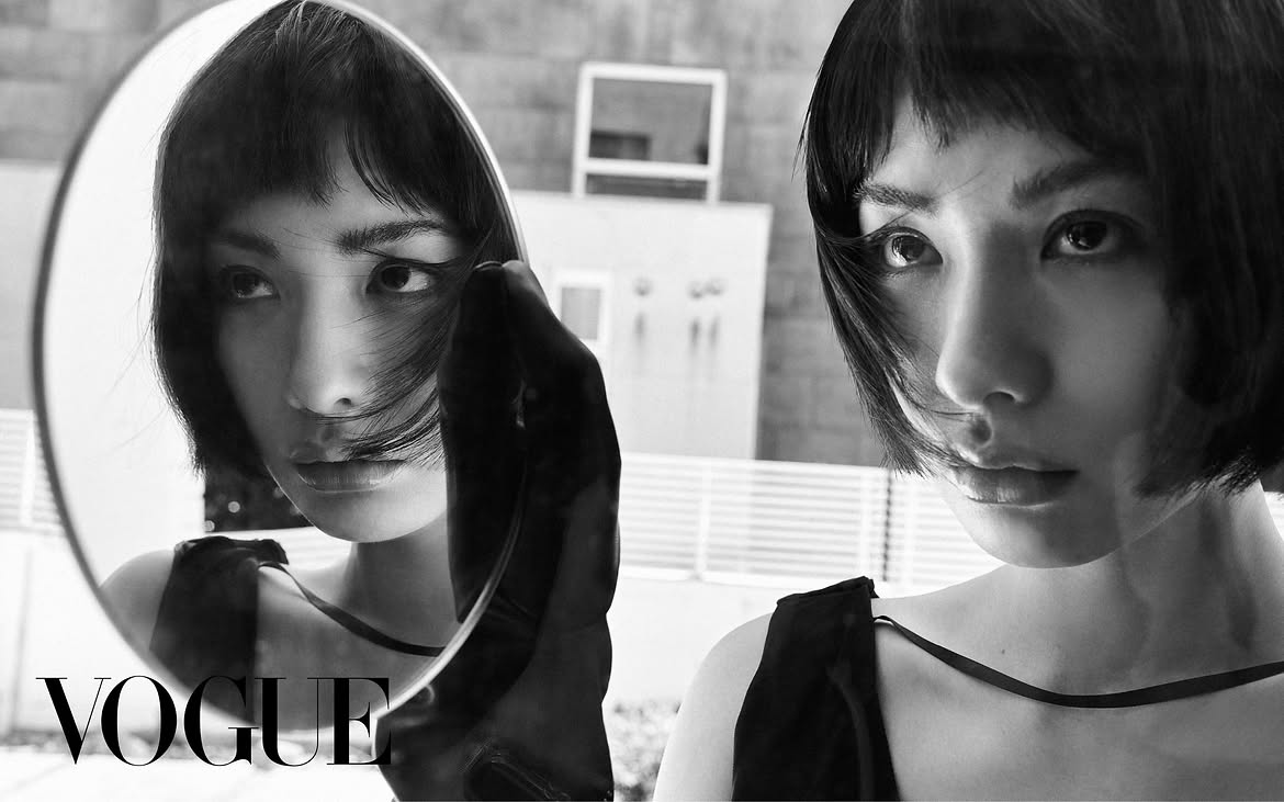#VoguePictures세 가지 색, 세 가지 얼굴을 지닌 나나. 9월 공개를 앞둔 넷플릭스 시리즈 스캔들로 돌아오는 나나는 치밀하게 계산하기보다 솔직하게 자신을 드러내고 (3).jpg