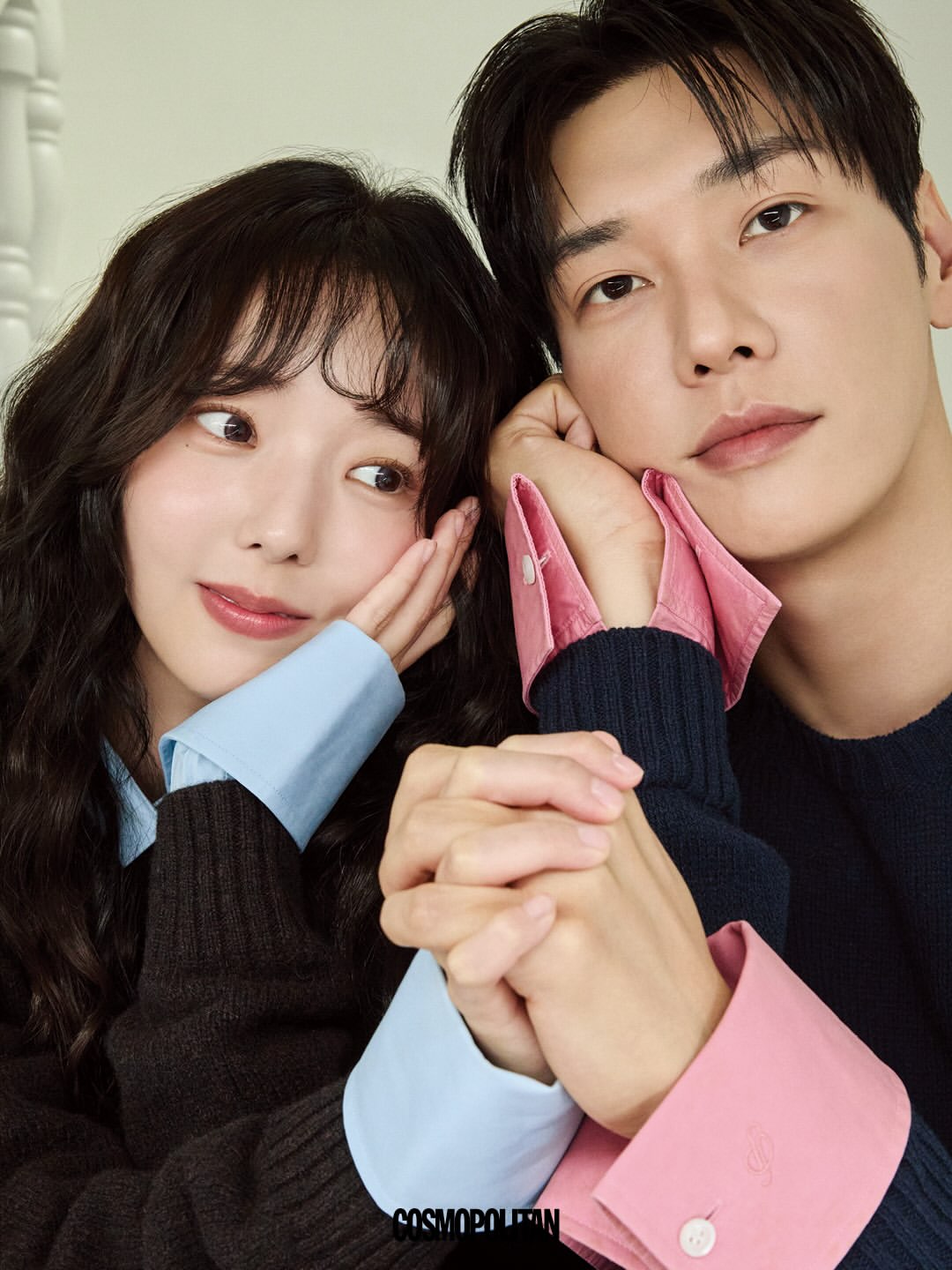 김영광, 채수빈이 닿기만 해도 짜릿한 로맨틱 코미디로 돌아옵니다!💥🩷 넷플릭스 나를 충전해줘 공개 전 코스모가 미리 그들의 로맨스를 포착했습니다. “흔히 로맨틱 코미디 .jpg