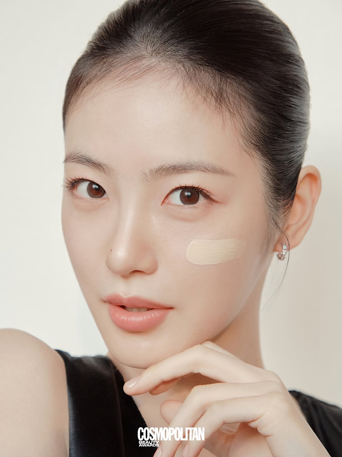 #제작협찬 ONE FACE TWO LIGHTS잠깐만요! #신예은 피부에서 지금 진주가 빛나고 있는데요 ✨피부에 진주 한 알 그 비밀은 고급스러운 진주광 스킨을 만들어주는 #.jpg