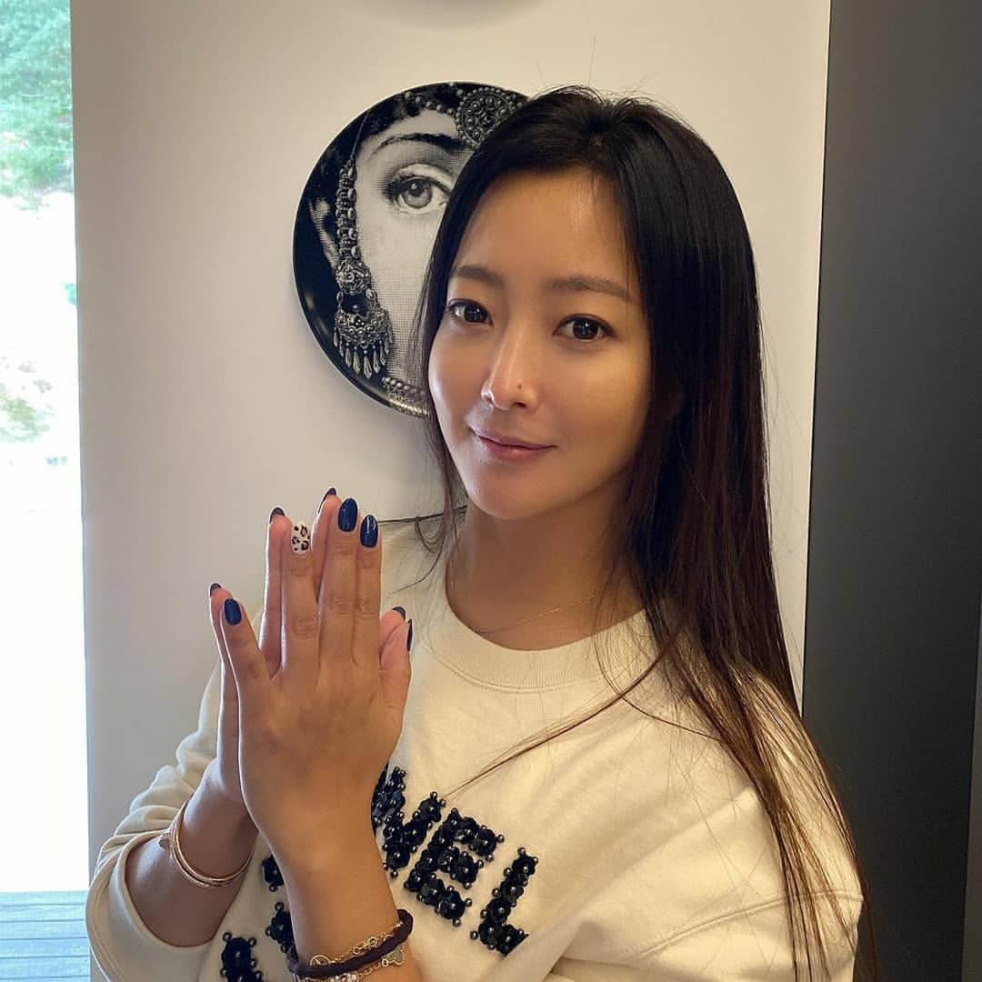 너무이쁜 희선언니 이번엔 호피네일로💅#김희선 #김희선네일#제니하우스청담힐#제니하우스청담힐네일 #제니하우스네일#손 #발 #네일 #청담동네일 #압구정네일 #네일아트 #연예인젤.jpg