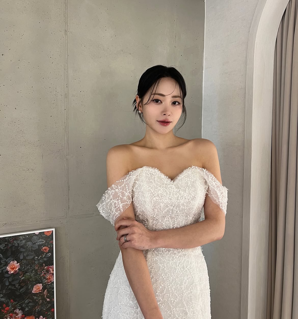 잔머리 하나로 분위기는 달라집니다. ✨ 묶는 것만으로 끝나는 로우번이 아닌,얼굴형과 분위기에 맞춘 잔머리 디테일까지. 자연스럽지만 가장 예뻐 보이는 균형을 담아꾸민 듯 안 .jpg