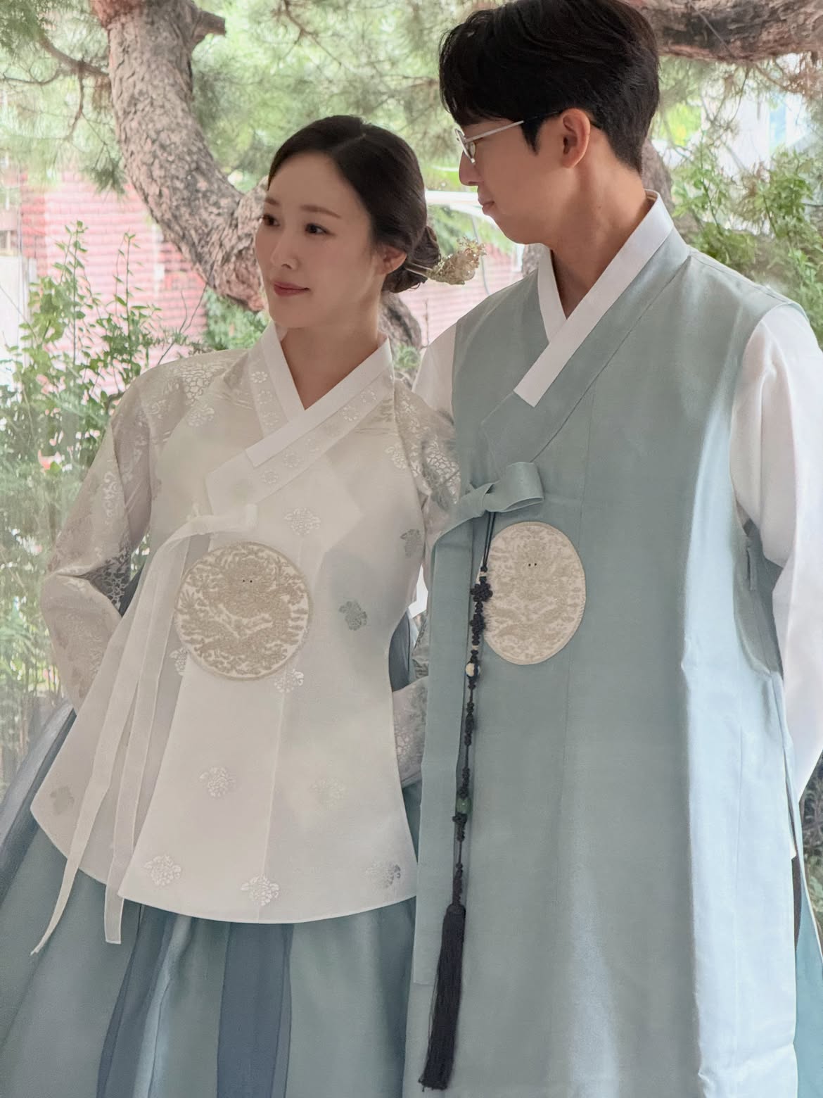 신부님께서 가장 원하셨던 건“과하지 않고,단아한 느낌이었어요.”그래서 얼굴형에 맞춰 볼륨을 살리고,잔머리는 자연스럽게,한복의 고운 색감과 조화를 이루는 로우번으로 마무리했습.jpg