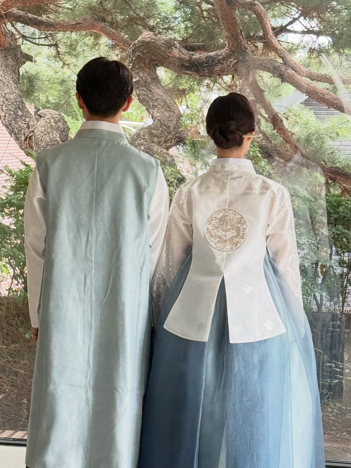 신부님께서 가장 원하셨던 건“과하지 않고,단아한 느낌이었어요.”그래서 얼굴형에 맞춰 볼륨을 살리고,잔머리는 자연스럽게,한복의 고운 색감과 조화를 이루는 로우번으로 마무리했습 (3).jpg