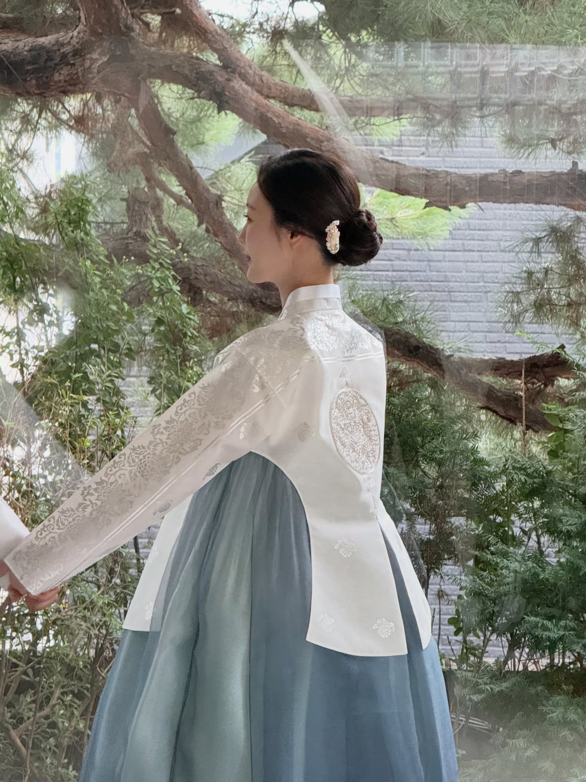 신부님께서 가장 원하셨던 건“과하지 않고,단아한 느낌이었어요.”그래서 얼굴형에 맞춰 볼륨을 살리고,잔머리는 자연스럽게,한복의 고운 색감과 조화를 이루는 로우번으로 마무리했습 (2).jpg
