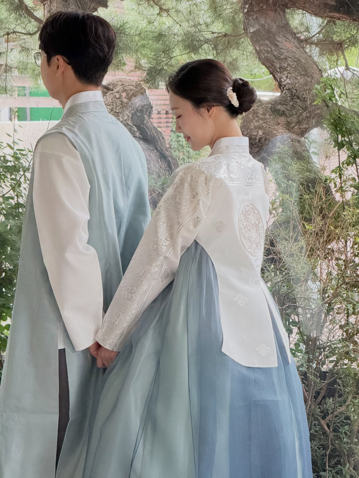 신부님께서 가장 원하셨던 건“과하지 않고,단아한 느낌이었어요.”그래서 얼굴형에 맞춰 볼륨을 살리고,잔머리는 자연스럽게,한복의 고운 색감과 조화를 이루는 로우번으로 마무리했습 (1).jpg