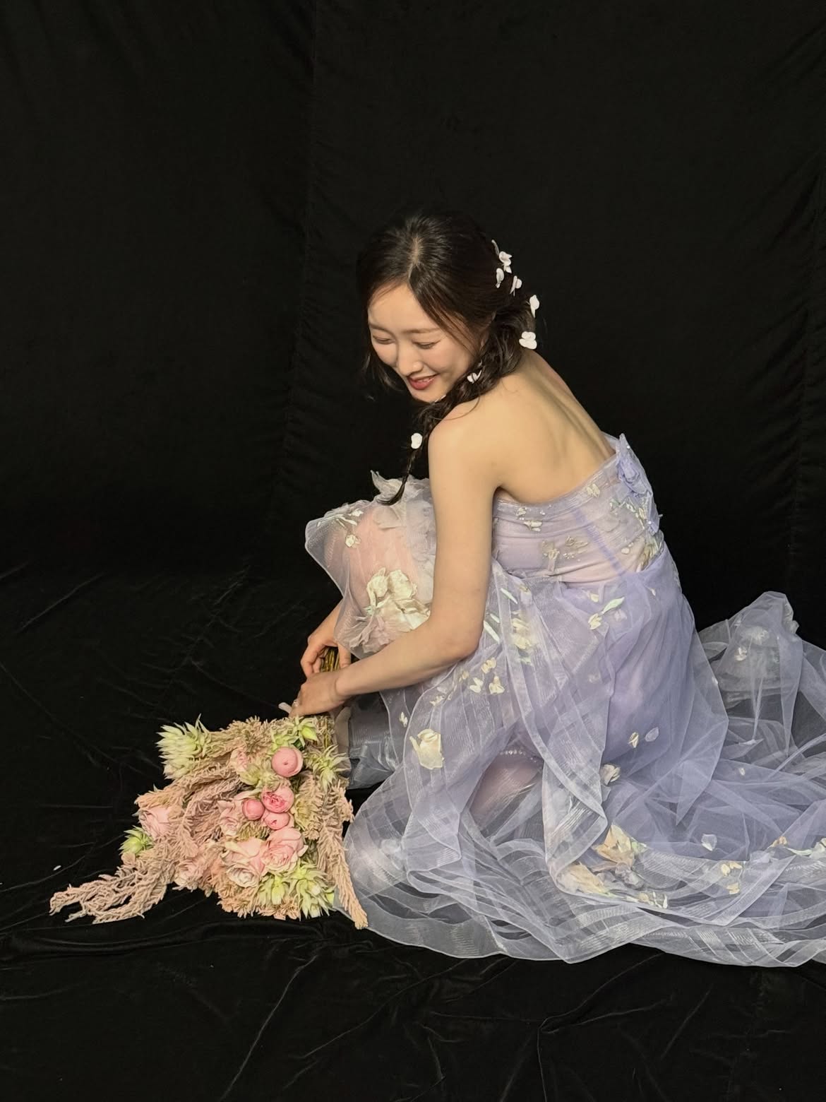 꽃 한 송이보다 더 오래 기억되는 건, 그날의 헤어였습니다.자연스럽게 흐르는 브레이드와은은하게 흩어진 플라워 디테일.드레스와 하나가 되는 스타일링으로사진 속 가장 아름다운  (2).jpg