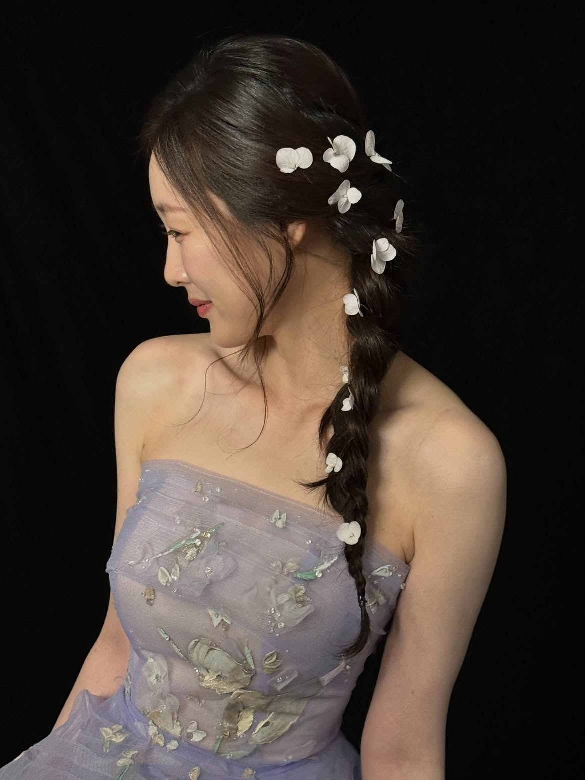 꽃 한 송이보다 더 오래 기억되는 건, 그날의 헤어였습니다.자연스럽게 흐르는 브레이드와은은하게 흩어진 플라워 디테일.드레스와 하나가 되는 스타일링으로사진 속 가장 아름다운 .jpg