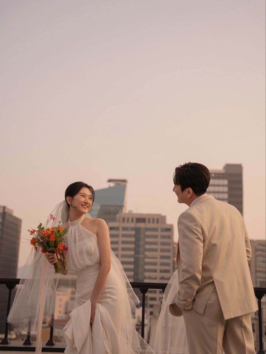 웨딩촬영도 나만의 분위기를 살려서✨소중하고 특별한 사진으로 남겨봐요🩶#제니하우스 #제니하우스정아현#웨딩촬영 #웨딩본식 #헤어변형 (4).jpg