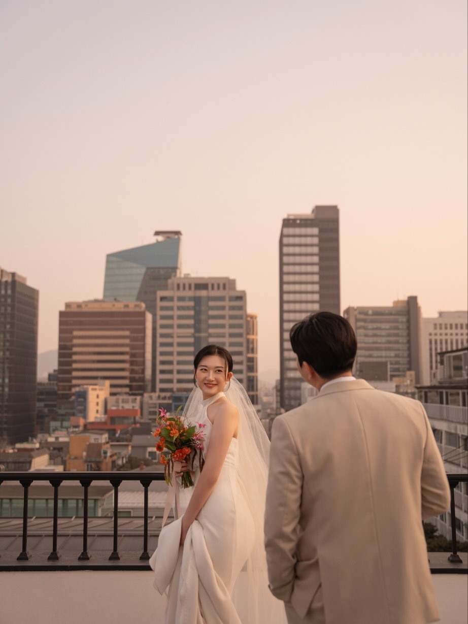 웨딩촬영도 나만의 분위기를 살려서✨소중하고 특별한 사진으로 남겨봐요🩶#제니하우스 #제니하우스정아현#웨딩촬영 #웨딩본식 #헤어변형 (3).jpg