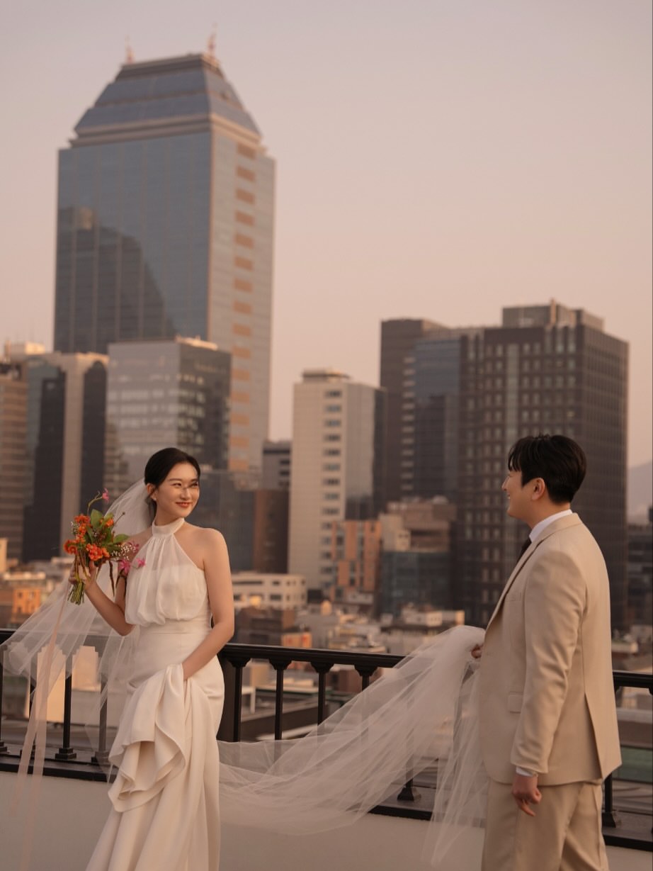 웨딩촬영도 나만의 분위기를 살려서✨소중하고 특별한 사진으로 남겨봐요🩶#제니하우스 #제니하우스정아현#웨딩촬영 #웨딩본식 #헤어변형 (5).jpg