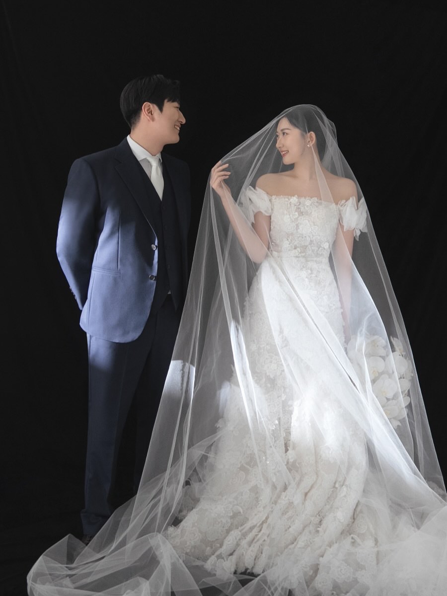 웨딩촬영도 나만의 분위기를 살려서✨소중하고 특별한 사진으로 남겨봐요🩶#제니하우스 #제니하우스정아현#웨딩촬영 #웨딩본식 #헤어변형 (10).jpg