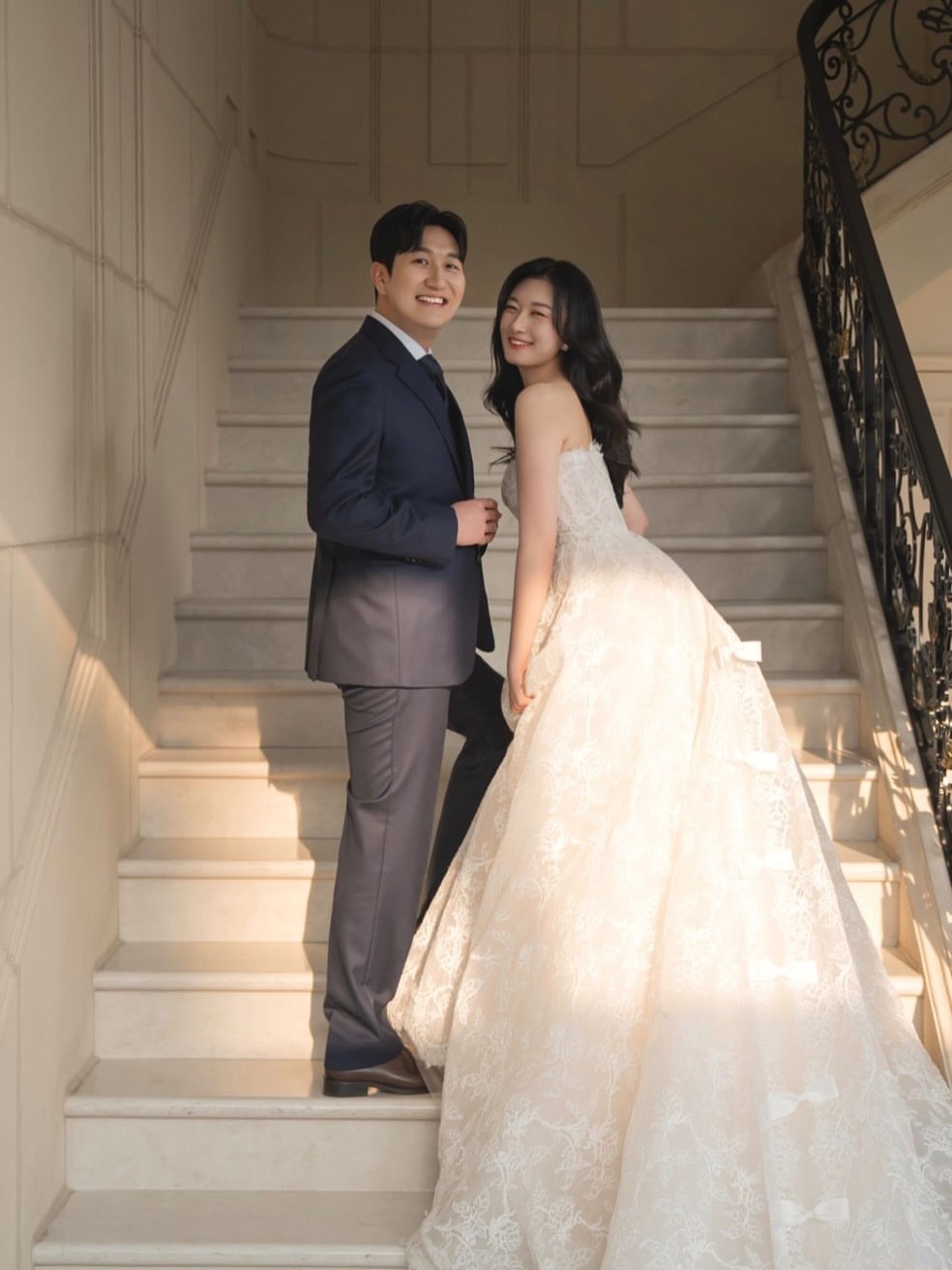 웨딩촬영도 나만의 분위기를 살려서✨소중하고 특별한 사진으로 남겨봐요🩶#제니하우스 #제니하우스정아현#웨딩촬영 #웨딩본식 #헤어변형 (11).jpg
