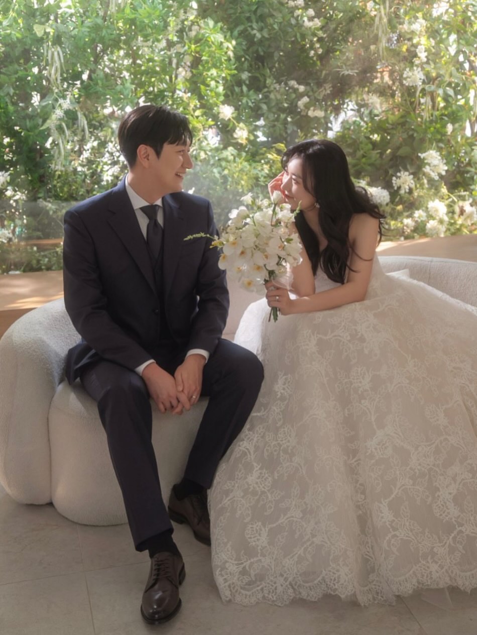 웨딩촬영도 나만의 분위기를 살려서✨소중하고 특별한 사진으로 남겨봐요🩶#제니하우스 #제니하우스정아현#웨딩촬영 #웨딩본식 #헤어변형 (13).jpg