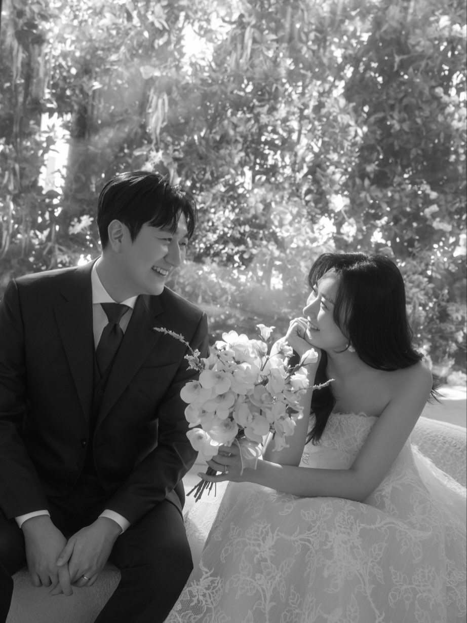 웨딩촬영도 나만의 분위기를 살려서✨소중하고 특별한 사진으로 남겨봐요🩶#제니하우스 #제니하우스정아현#웨딩촬영 #웨딩본식 #헤어변형 (15).jpg