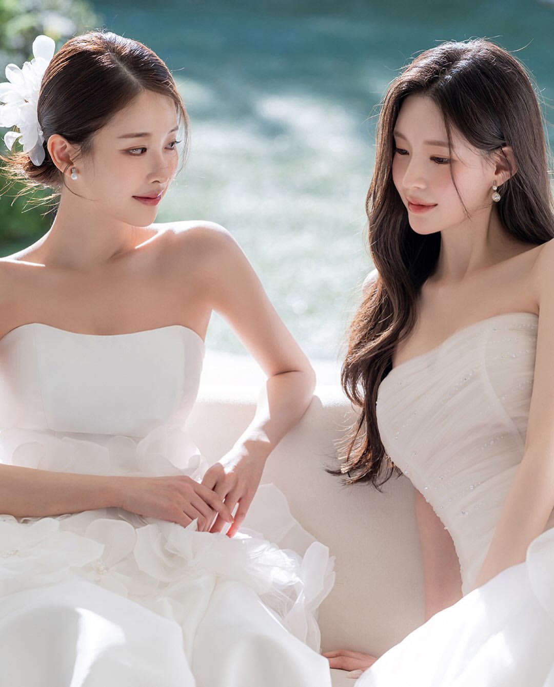 자연광을 받아 더욱 부드럽고 투명하게 표현되는 내추럴 웨딩 헤어예요.굵은 웨이브의 자연스러운 결감과 얼굴선을 따라 흐르는 사이드 헤어가 여성스러운 분위기를 더해주고, 과하지 (1).jpg