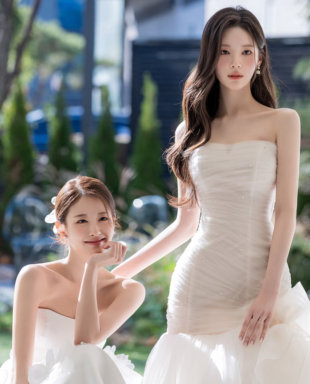 자연광을 받아 더욱 부드럽고 투명하게 표현되는 내추럴 웨딩 헤어예요.굵은 웨이브의 자연스러운 결감과 얼굴선을 따라 흐르는 사이드 헤어가 여성스러운 분위기를 더해주고, 과하지.jpg