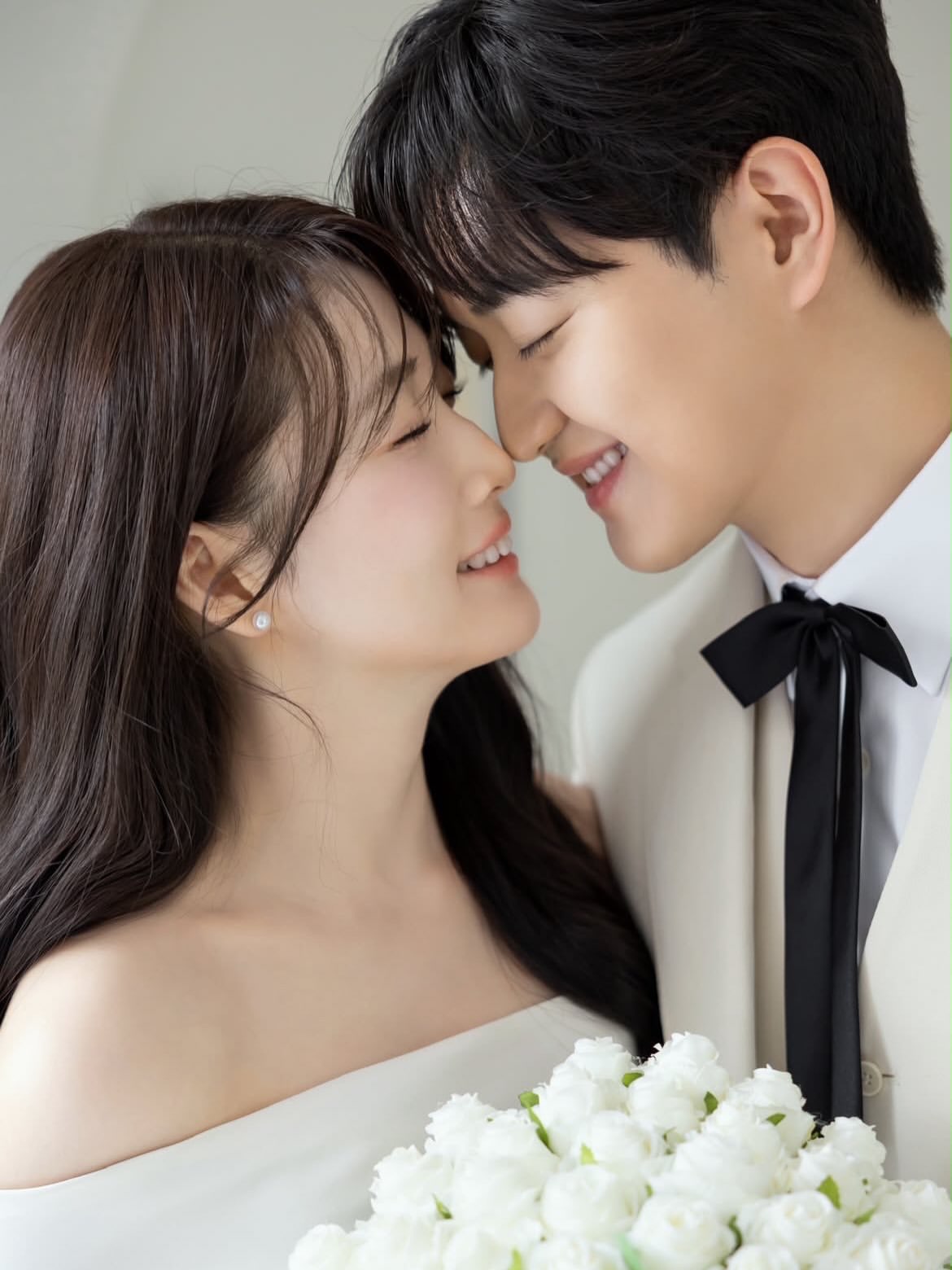 결혼식 사진을 오래 들여다보게 되는 이유는완벽해서가 아니라,그날의 행복이 그대로 담겨 있기 때문인 것 같아요.그 미소도,햇살도,자연스럽게 흘러내린 헤어도.시간이 지나도 예쁜.jpg