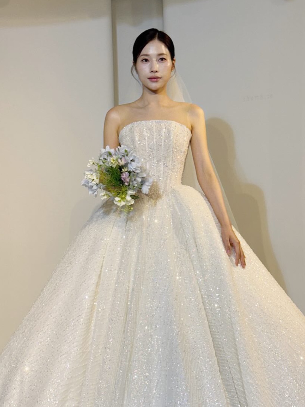ᴠɪɴ‘s ᴛʏʟᴇ 본식에는 깔끔하게 🩵 𝗛𝗔𝗜𝗥 @vin_wedding #제니하우스웨딩 @jennyhousewedding #웨딩업스타일 #웨딩헤어변형 #웨딩촬영헤 (1).jpg