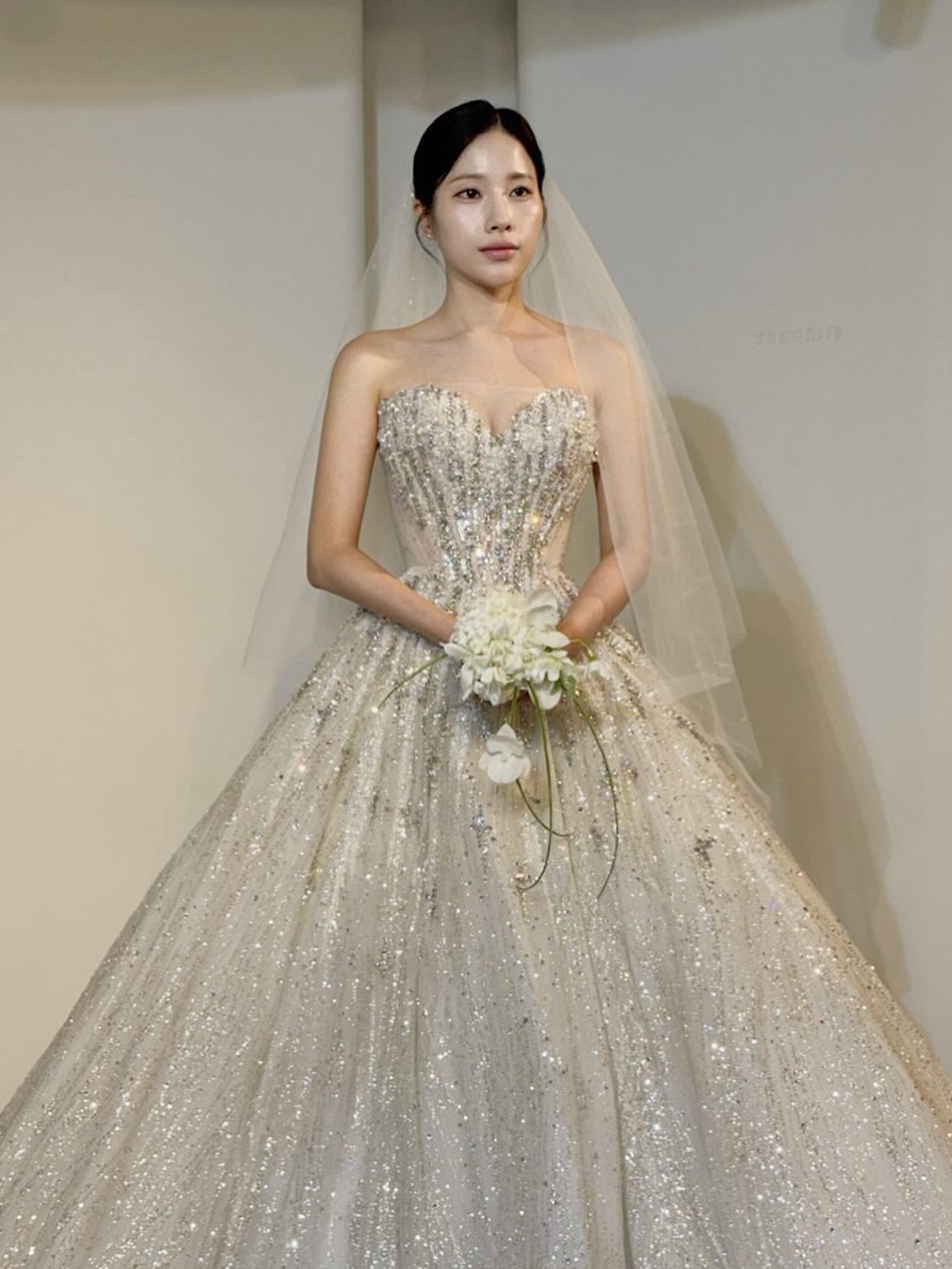 ᴠɪɴ‘s ᴛʏʟᴇ 본식에는 깔끔하게 🩵 𝗛𝗔𝗜𝗥 @vin_wedding #제니하우스웨딩 @jennyhousewedding #웨딩업스타일 #웨딩헤어변형 #웨딩촬영헤 (2).jpg