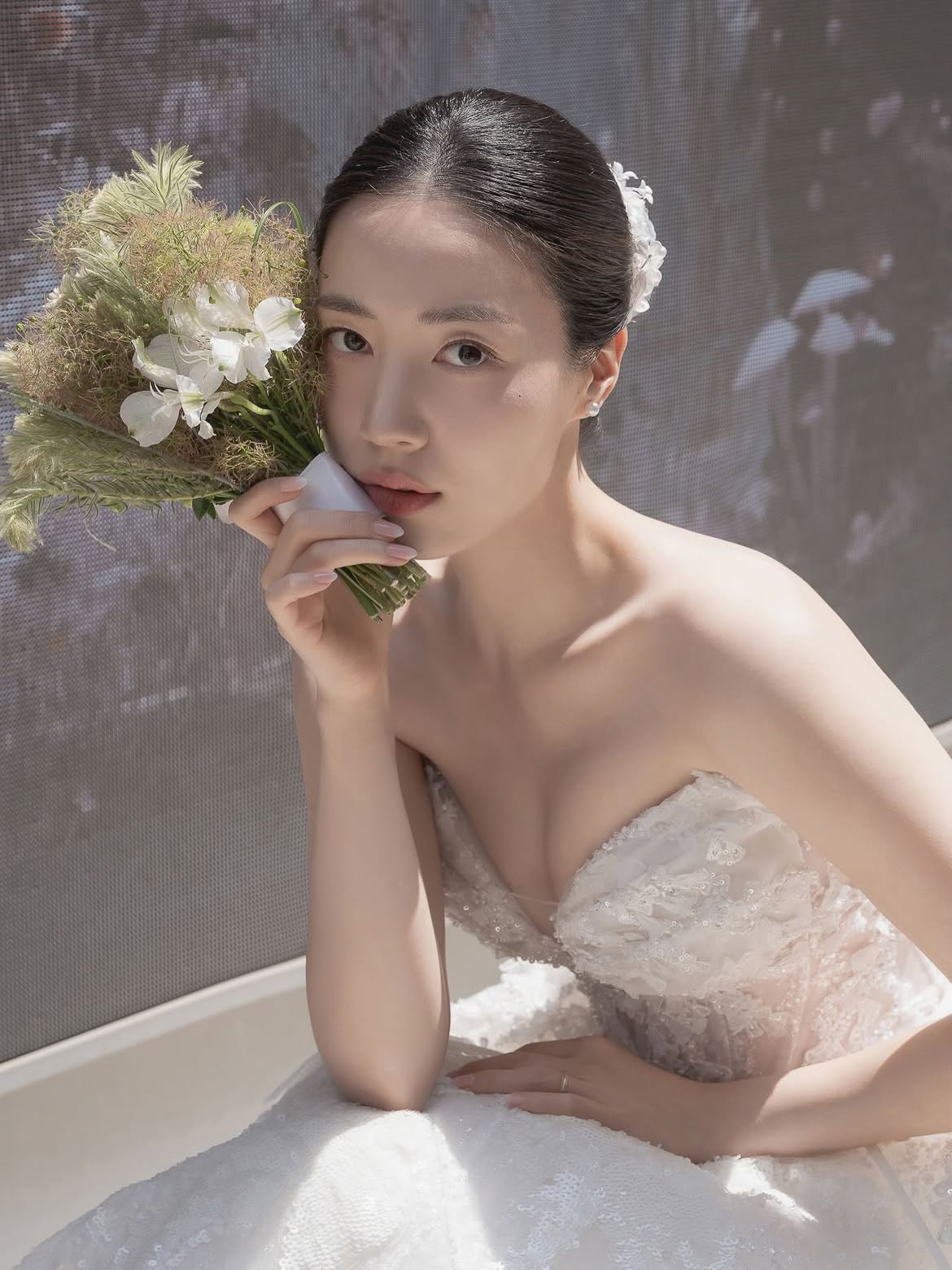 사랑은 거창한 약속보다,함께 웃는 특별한 순간들에 있었습니다.우리가 기억하는 계절속에 소중함을 배웁니다. 가봉스냅▫️𝐃𝐫𝐞𝐬𝐬#브라이덜공 @bridalkong#핑.jpg
